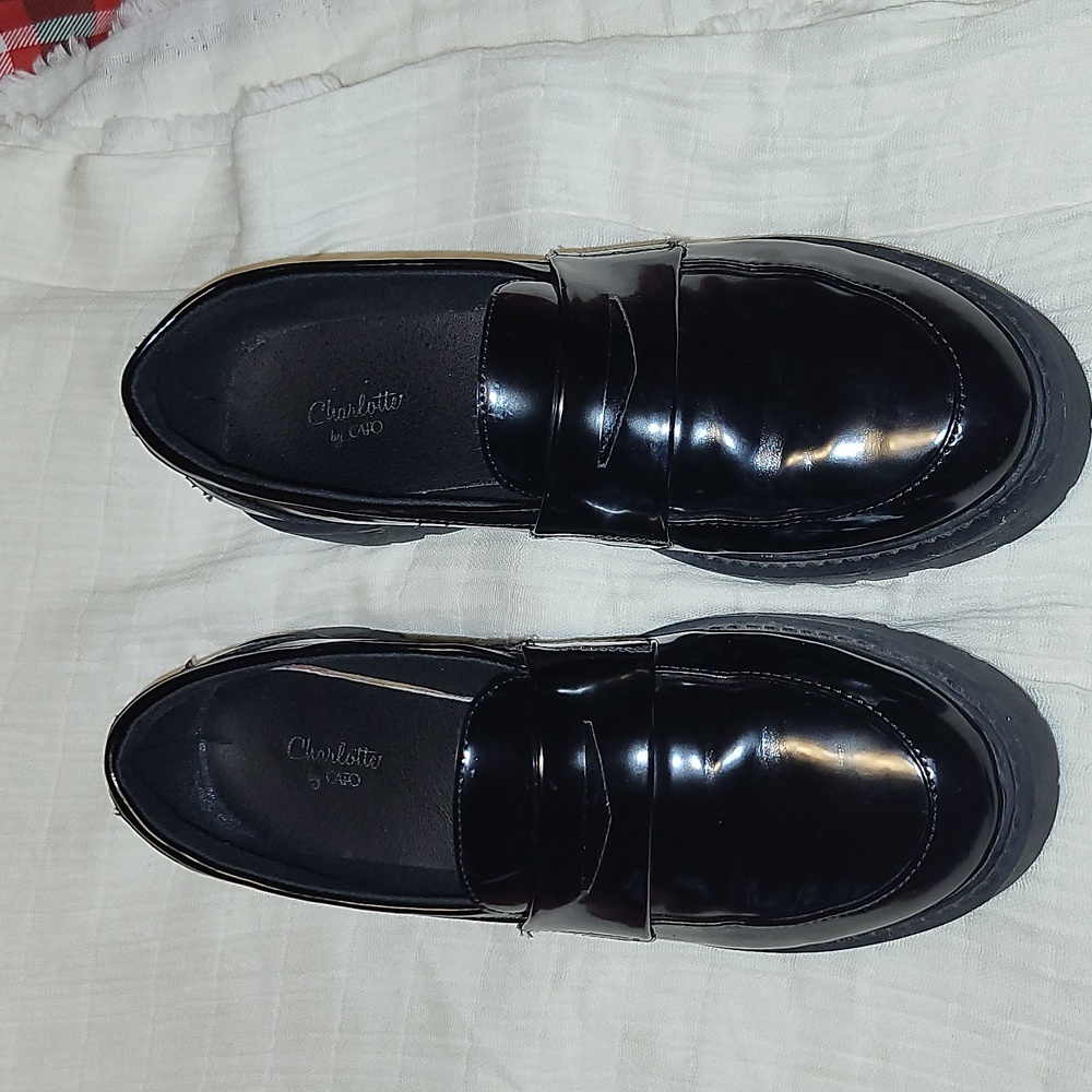 EUC BLACK PENNY LOAFERS